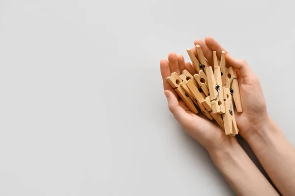 Mulher Segurando Clothespins Fundo Cinza — Fotografia de Stock