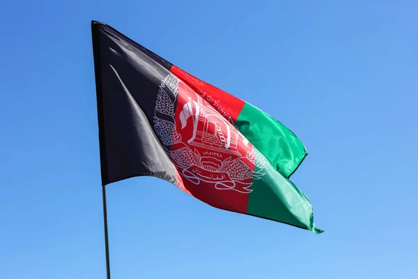 Acenando Bandeira Afeganistão Contra Céu Azul — Fotografia de Stock