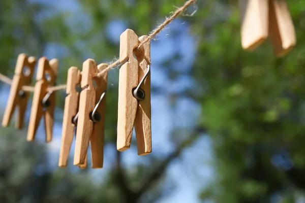 Pinces Linge Suspendues Ligne Blanchisserie Extérieur — Photo