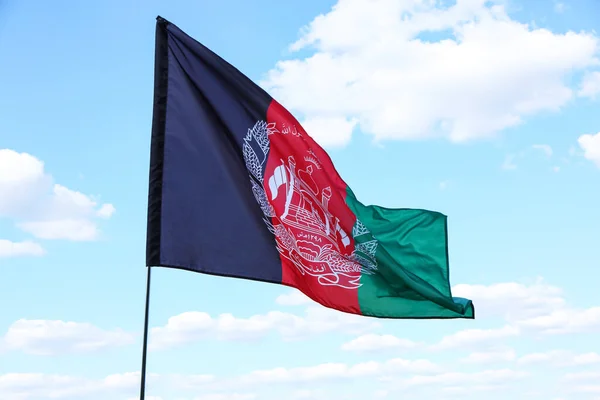 Acenando Bandeira Afeganistão Contra Céu Azul — Fotografia de Stock