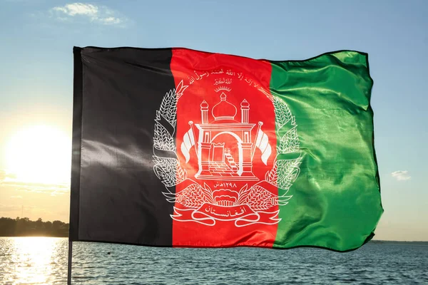 Acenando Bandeira Afeganistão Perto Rio — Fotografia de Stock