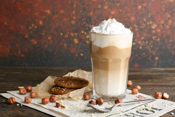 Glas Lekkere Latte Met Nootjes Koekjes Tafel — Stockfoto