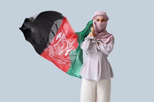 Mulher Muçulmana Com Bandeira Afeganistão Fundo Claro — Fotografia de Stock