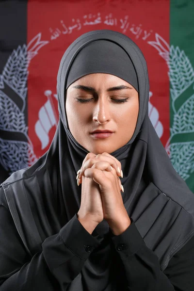 Orando Mulher Muçulmana Contra Bandeira Afeganistão — Fotografia de Stock