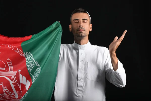 Betender Muslimischer Mann Mit Flagge Afghanistans Auf Dunklem Hintergrund — Stockfoto