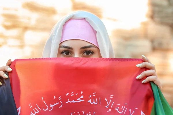 Mulher Muçulmana Com Bandeira Afeganistão Rua Cidade — Fotografia de Stock