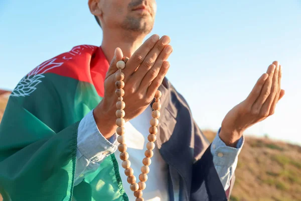 Rezar Hombre Musulmán Con Bandera Afganistán Tasbih Aire Libre — Foto de Stock