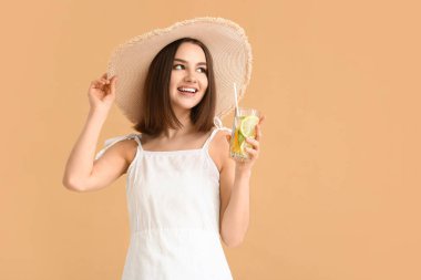 Renkli limonatalı güzel bir kadın.