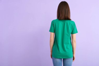 Modern tişörtlü, arka planda genç bir kadın.
