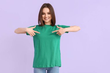 Renkli tişörtlü, modern kadın.