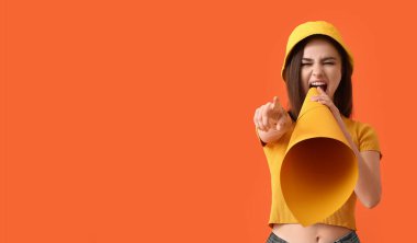 Renkli arka planda kağıt megafonu olan genç bir kadını protesto etmek