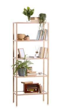 Kitaplı raf ünitesi ve beyaz arkaplanda dekor