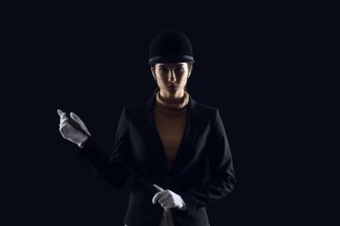 Esmer arka planda güzel bir bayan jokey