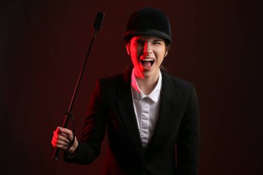 Karanlık arka planda bağıran kadın jokey