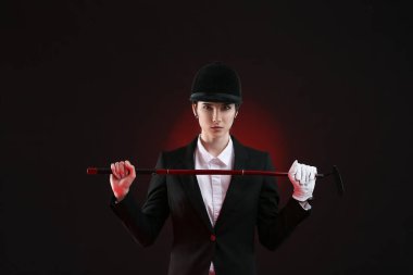 Koyu arkaplanda güzel bir bayan polo oyuncusu