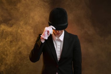 Esmer arka planda güzel bir bayan jokey