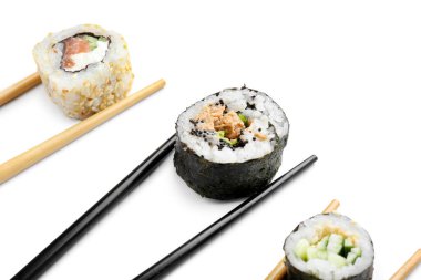 Beyaz arka planda lezzetli suşili çubuklar.