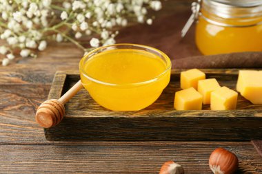 Tatlı bal ve peynir ahşap arka planda