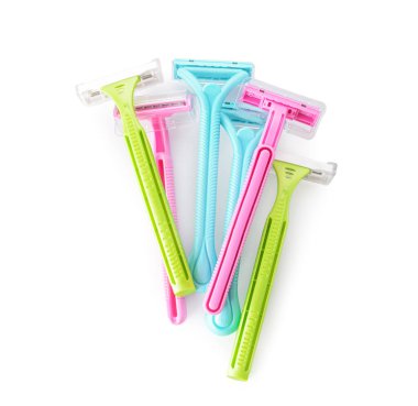 Beyaz arkaplanda bir sürü renkli tıraş bıçağı