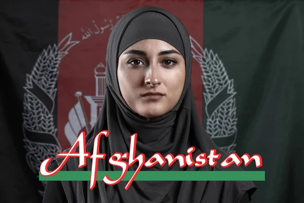 Мусульманка Против Флага Афганистана — стоковое фото