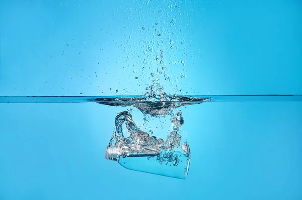 Fles Van Cosmetische Product Water Met Spatten Kleur Achtergrond — Stockfoto