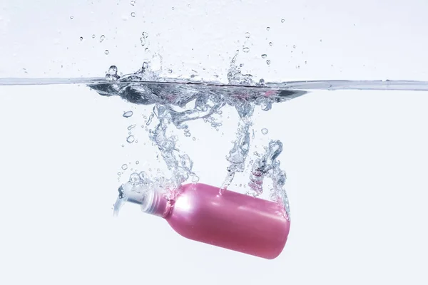 Flasche Kosmetikprodukt Wasser Mit Spritzern Auf Weißem Hintergrund — Stockfoto