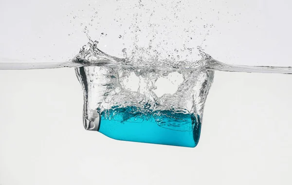 Пляшка Косметичного Продукту Воді Бризками Білому Тлі — стокове фото