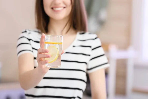 漂亮的年轻女子在家里喝新鲜柠檬水 — 图库照片