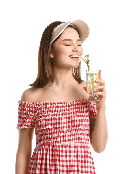 Gyönyörű Fiatal Iszik Friss Limonádé Fehér Háttér — Stock Fotó