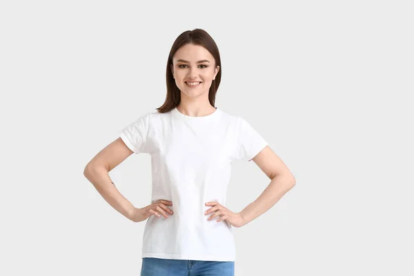 Młoda Kobieta Nowoczesnej Koszulce Białym Tle — Zdjęcie stockowe