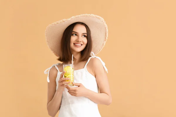 Hermosa Joven Con Limonada Fresca Sobre Fondo Color — Foto de Stock