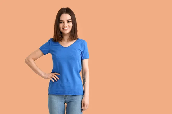 若いです女性で現代的なTシャツ上の色の背景 — ストック写真
