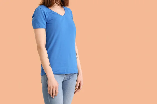 Mujer Joven Camiseta Moderna Sobre Fondo Color —  Fotos de Stock