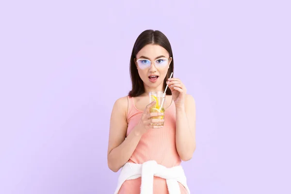 Verrast Jonge Vrouw Met Verse Limonade Kleur Achtergrond — Stockfoto