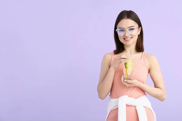 Hermosa Joven Con Limonada Fresca Sobre Fondo Color —  Fotos de Stock