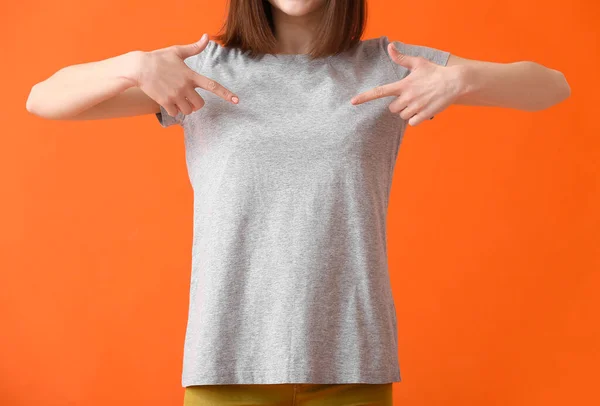 Jeune Femme Shirt Moderne Sur Fond Couleur — Photo