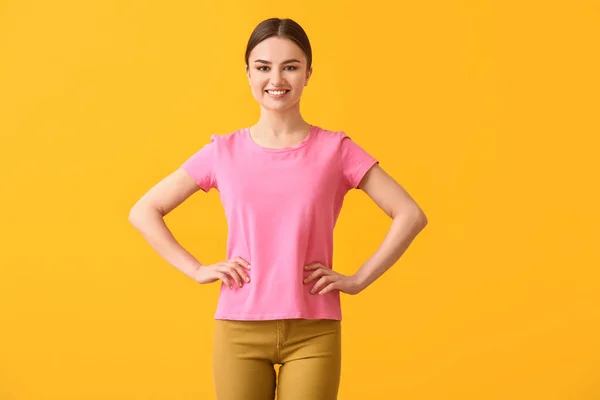 Giovane Donna Shirt Moderna Sfondo Colore — Foto Stock