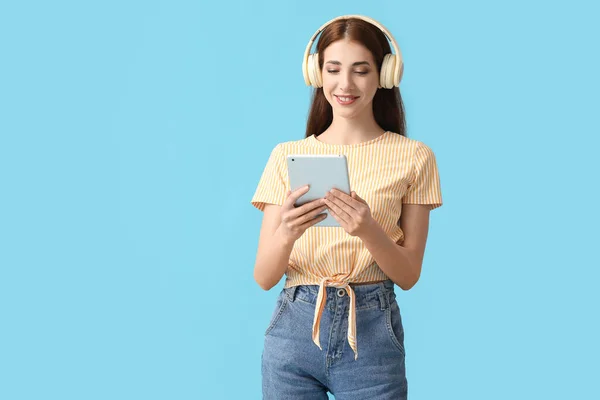 Mujer Joven Con Tablet Escuchando Audiolibro Sobre Fondo Color — Foto de Stock