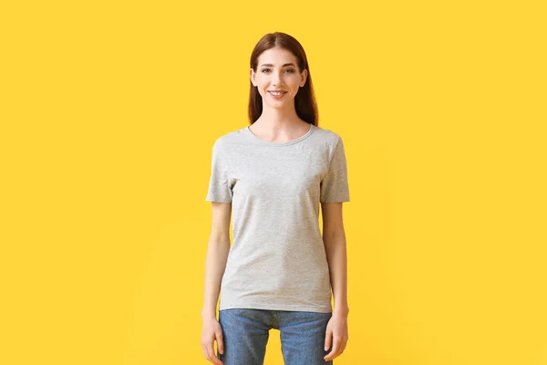 Jovem Mulher Camiseta Moderna Fundo Cor — Fotografia de Stock