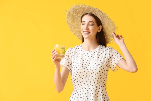 Belle Jeune Femme Avec Limonade Fraîche Sur Fond Couleur — Photo