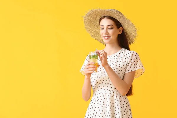 Krásná Mladá Žena Čerstvou Limonádou Barevném Pozadí — Stock fotografie