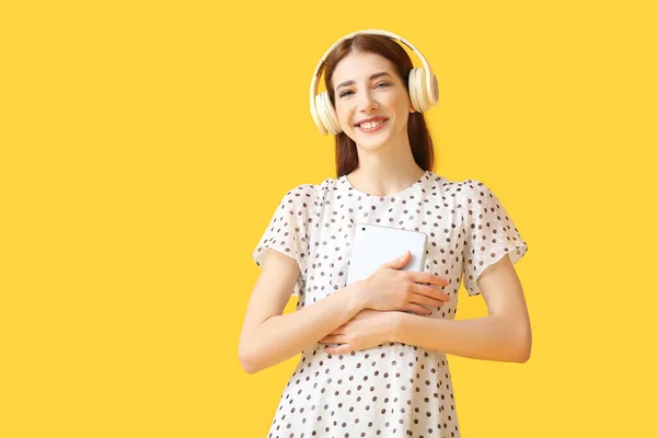Młoda Kobieta Tabletem Słuchająca Audiobooka Kolorowym Tle — Zdjęcie stockowe