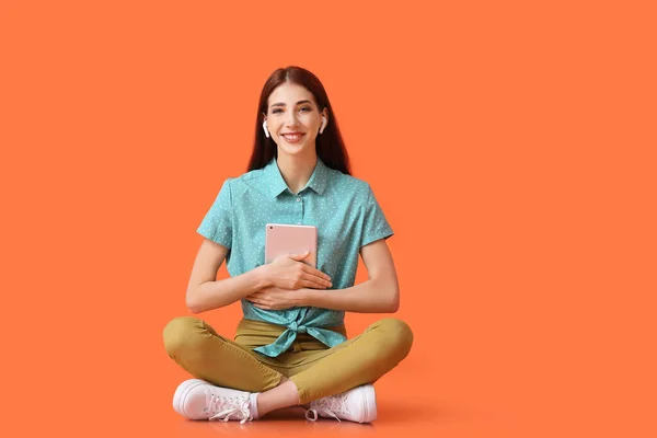 Giovane Donna Con Tablet Computer Ascoltare Audiolibro Sfondo Colori — Foto Stock