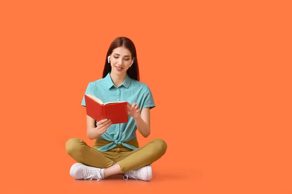 Jeune Femme Avec Écouteurs Livre Sur Fond Couleur — Photo