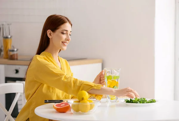 Beautiful Young Woman Making Fresh Lemonade Home — Stock Photo, Image