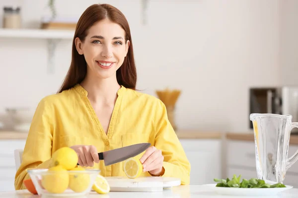 Beautiful Young Woman Making Fresh Lemonade Home — Stock Photo, Image