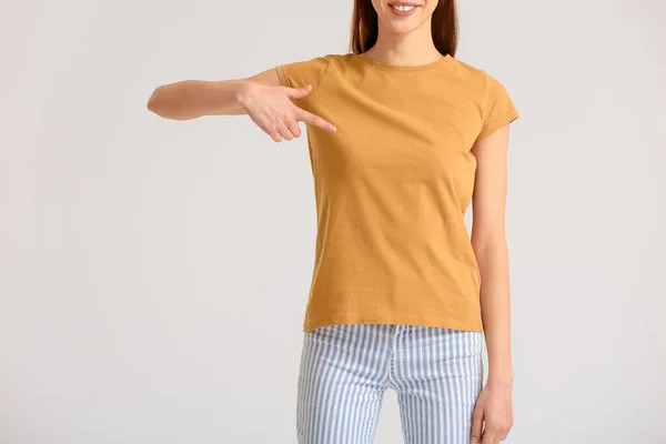 Jeune Femme Shirt Moderne Sur Fond Clair — Photo