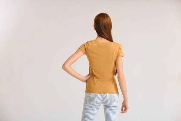 Giovane Donna Shirt Moderna Sfondo Chiaro Vista Posteriore — Foto Stock