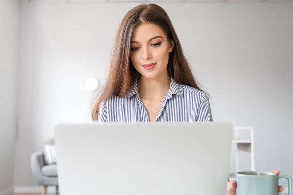 Молодая женщина видео чата дома