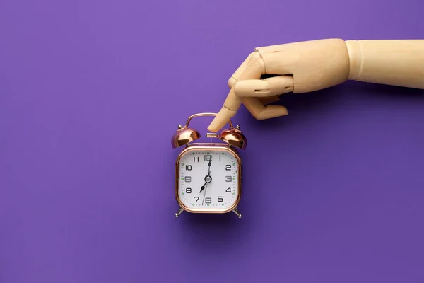 Reloj Despertador Apagado Mano Madera Sobre Fondo Púrpura Vista Superior — Foto de Stock